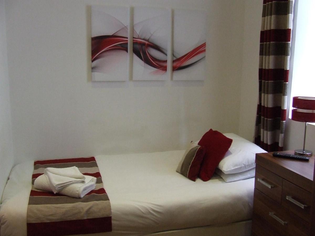 Alexandra Guest House Hemel Hempstead Bagian luar foto