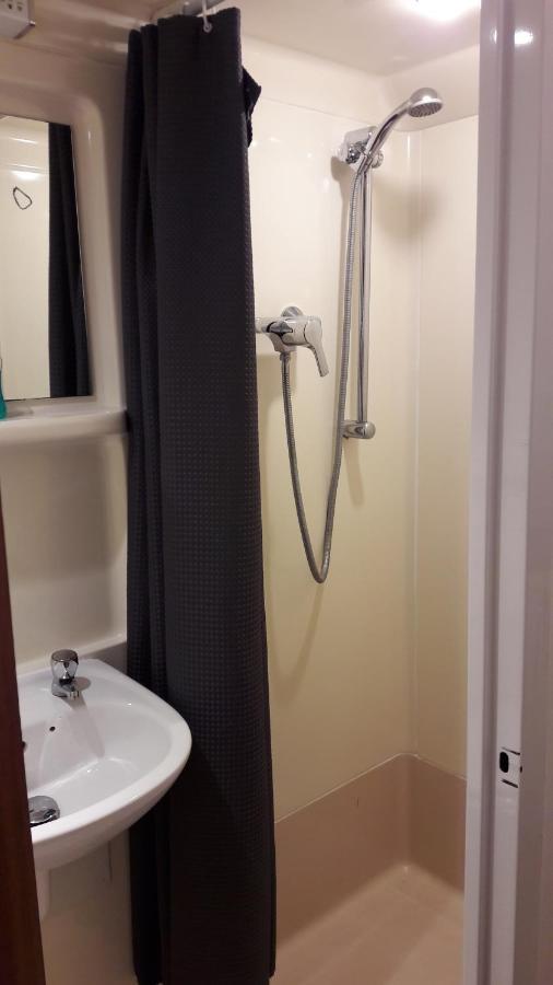 Alexandra Guest House Hemel Hempstead Bagian luar foto